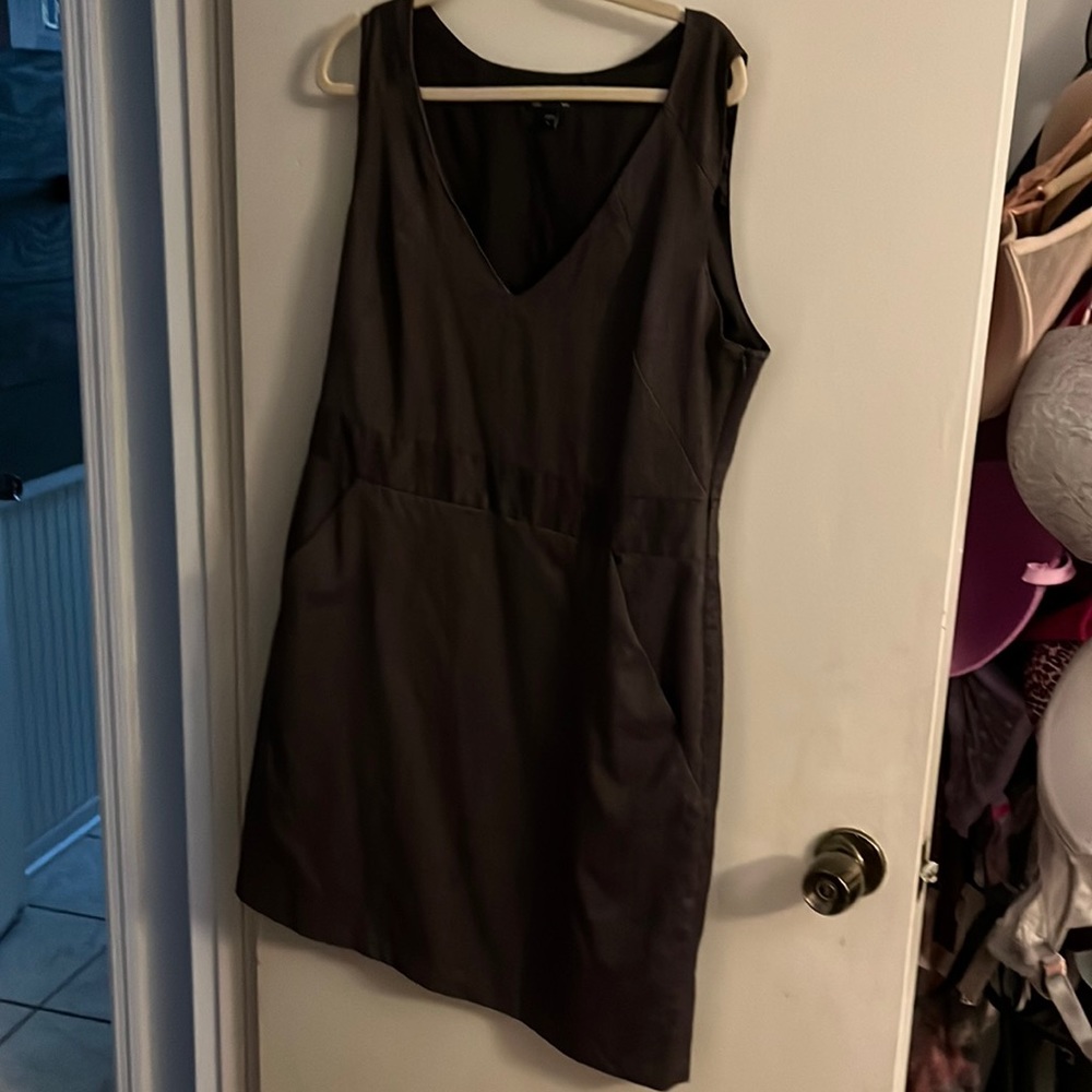 Nwot black sleeveless dress with v neck and pockets by Gap